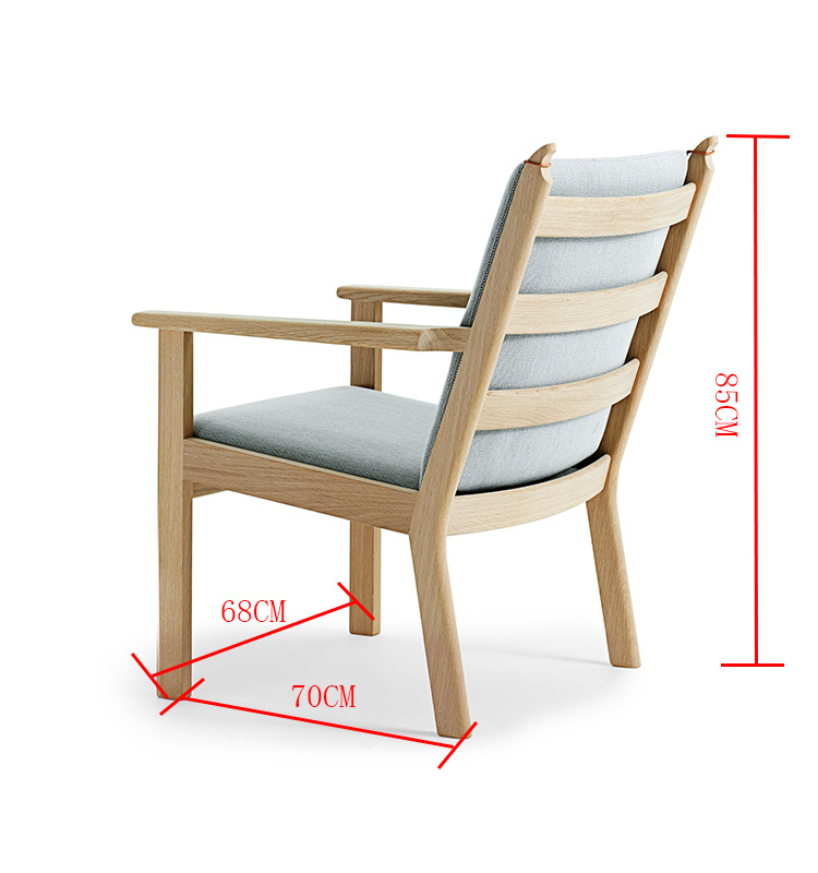 Sill&oacute;n de base de madera s&oacute;lido de asiento de espalda simple.