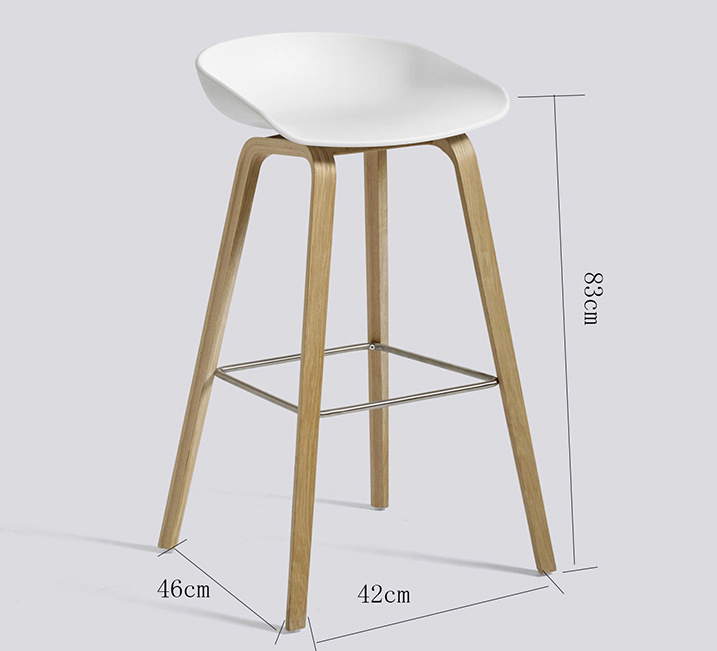 Mesa de pub y sillas.