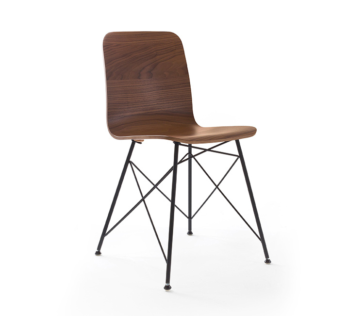 Silla de comedor de dise&ntilde;o simple con pierna de metal.