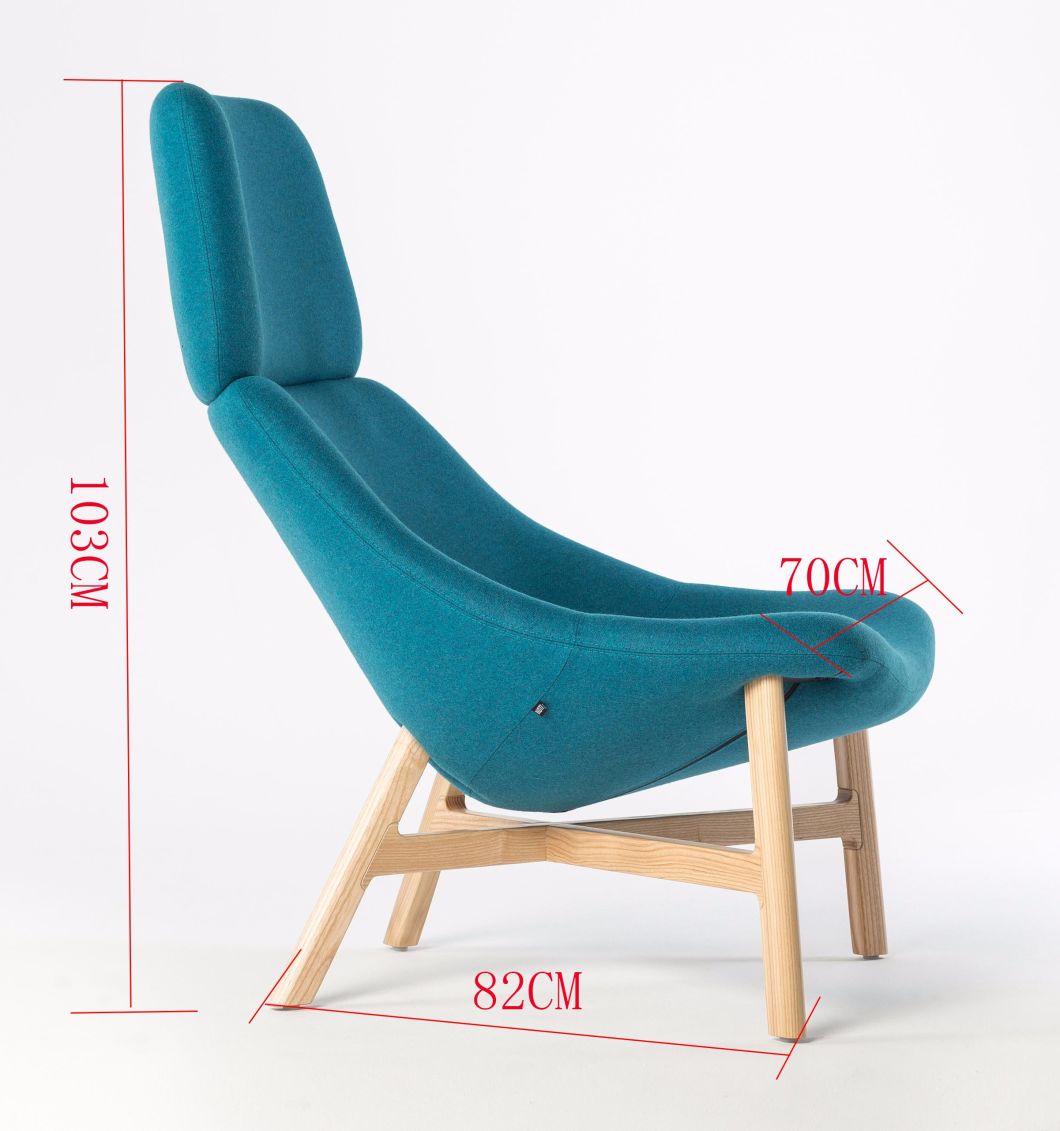 Butaca de asiento trasero de madera maciza de moda en sala de estar